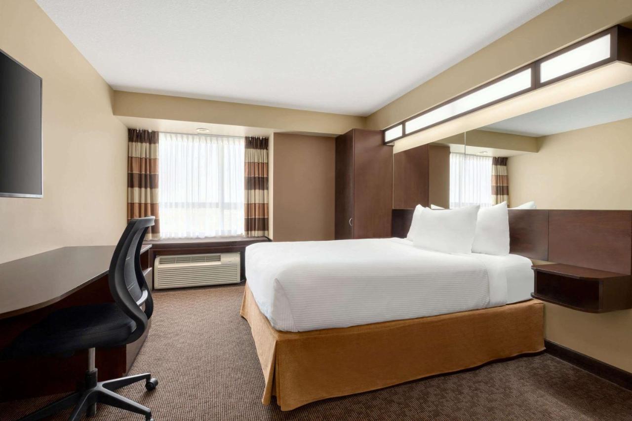 Microtel Inn And Suites By Wyndham Weyburn Exterior foto