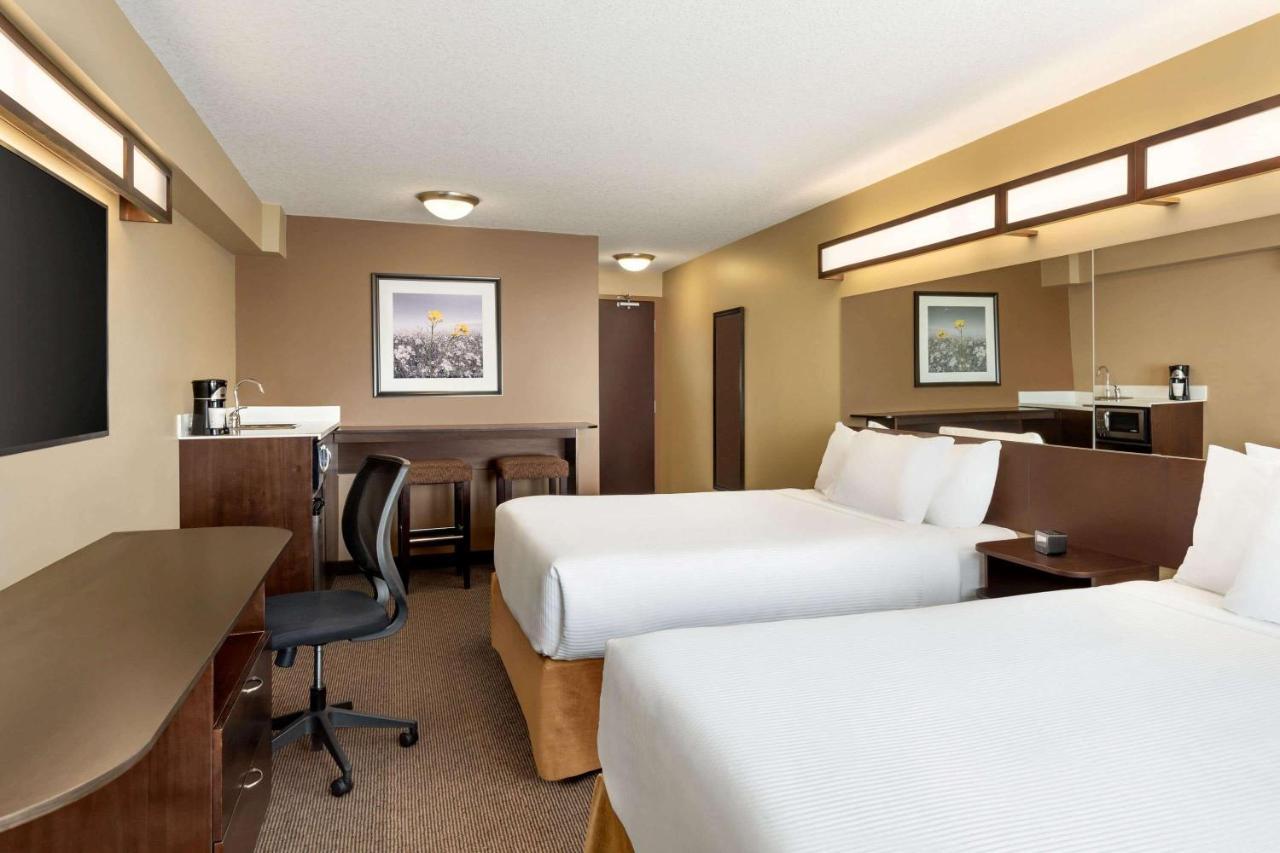 Microtel Inn And Suites By Wyndham Weyburn Exterior foto